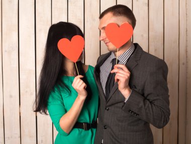 Kırmızı kalp ile Çift