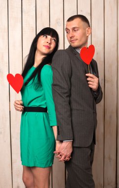 Kırmızı kalp ile Çift