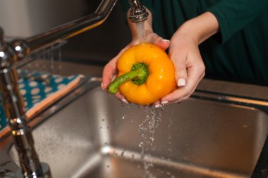 Sudur altında sarı biber