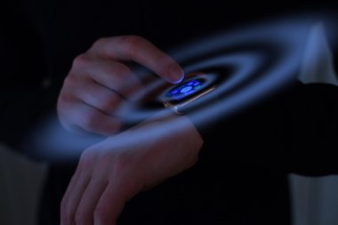 Smartwatch adamla elinde