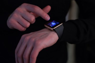 Smartwatch adamla elinde