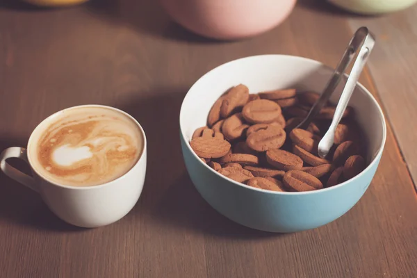 Auf dem Tisch Tasse und Kekse — Stockfoto