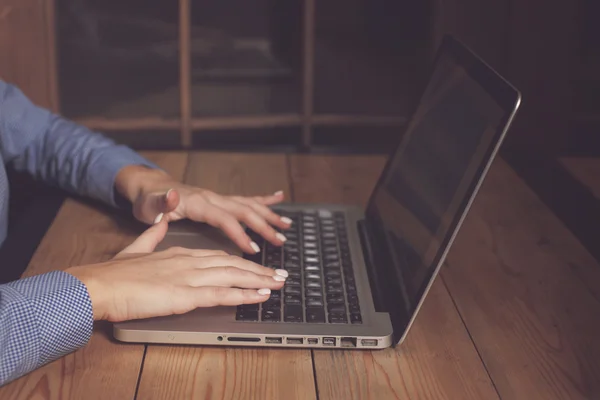 Laptop aan de tafel — Stockfoto