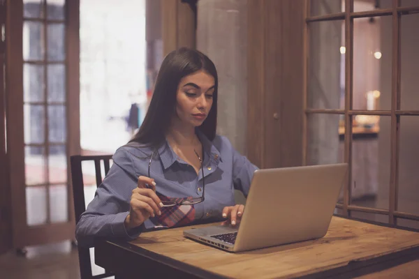 La donna sta lavorando al tavolo — Foto Stock