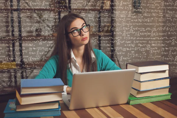 Vrouw denkt — Stockfoto