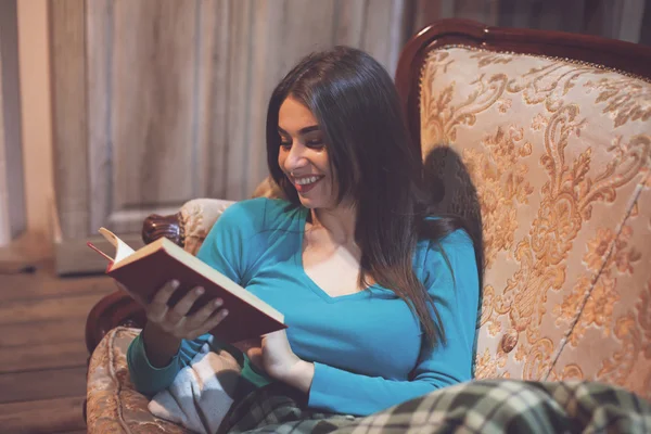 Mujer feliz con libro rojo —  Fotos de Stock