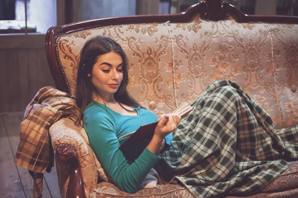 Mujer está interesada en el libro —  Fotos de Stock