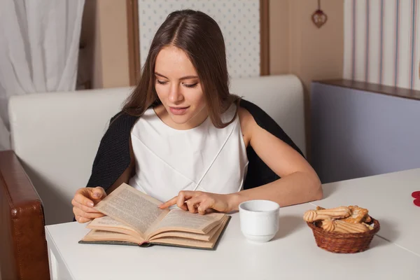 Woman with book and tea — Stock Photo, Image