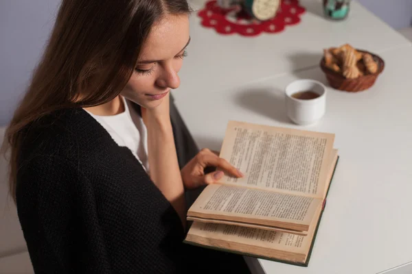 Γυναίκα με το βιβλίο και το τσάι — Φωτογραφία Αρχείου