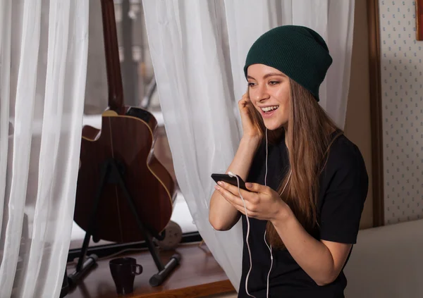 Vrouw hipster luisteren muziek — Stockfoto