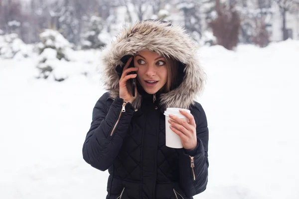 Winter, vrouw en warme koffie — Stockfoto