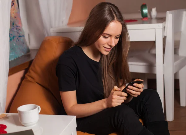 Woman with smartphone — Stock Photo, Image