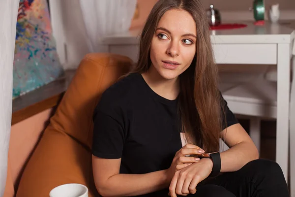 Frau und Smartwatch — Stockfoto