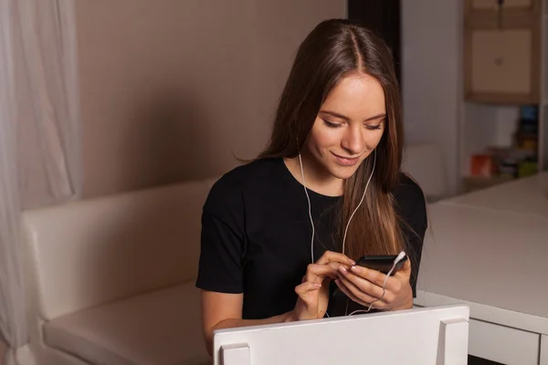 Woman listening music — Stock Photo, Image