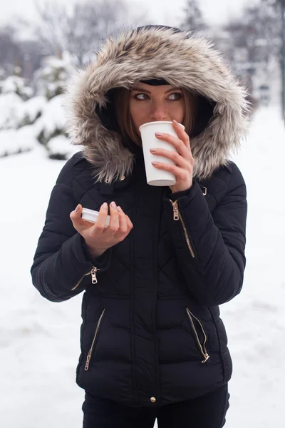 Зима, жінка і гарячий напій — стокове фото