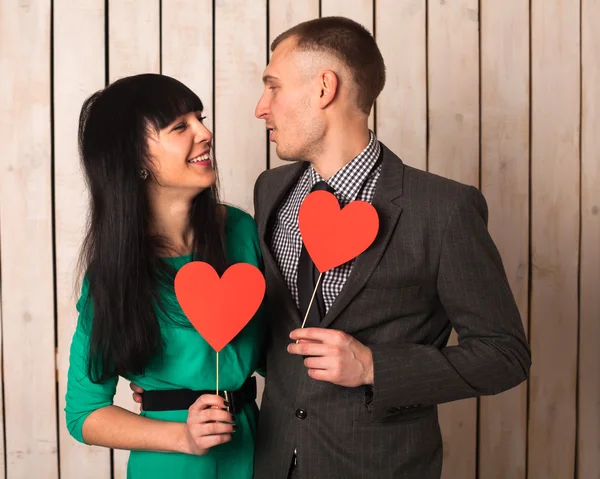 Casal com coração vermelho — Fotografia de Stock