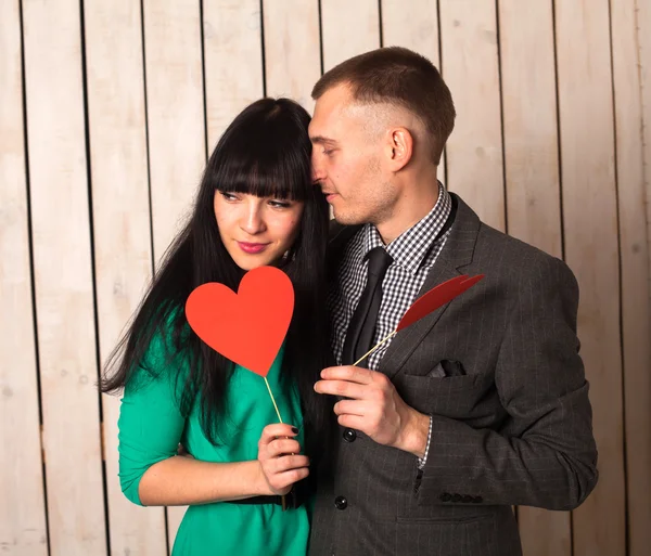 Pareja con corazón rojo — Foto de Stock