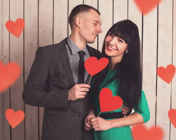 Casal com coração vermelho — Fotografia de Stock