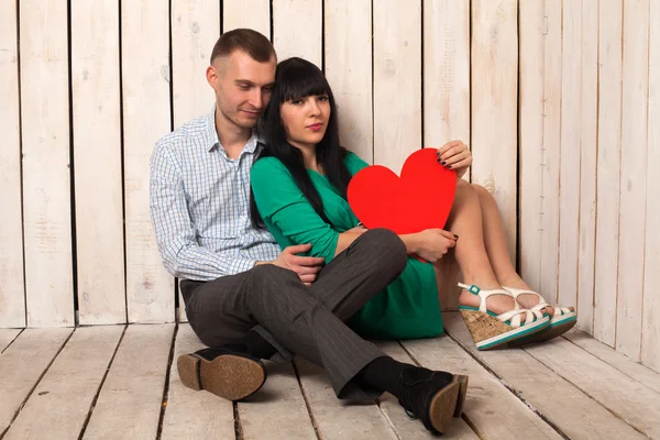 Casal com coração vermelho — Fotografia de Stock