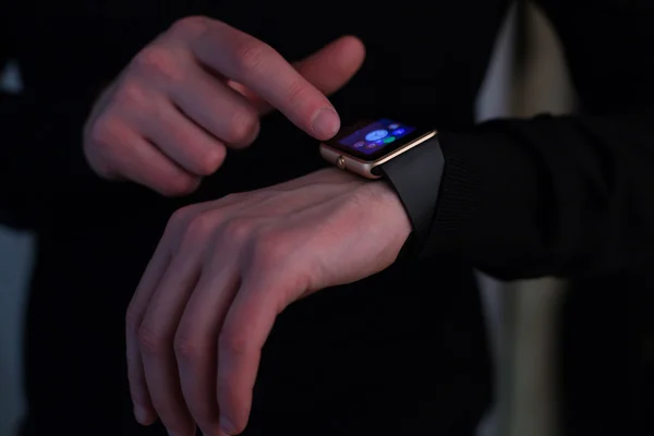 Manos de hombre con smartwatch —  Fotos de Stock