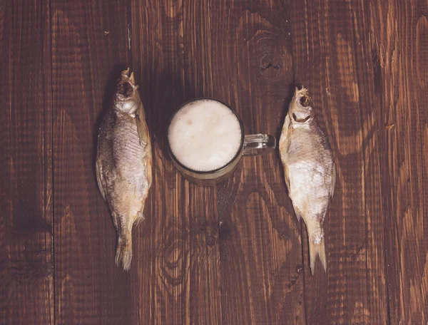 Due pesci e birra schiumosa — Foto Stock