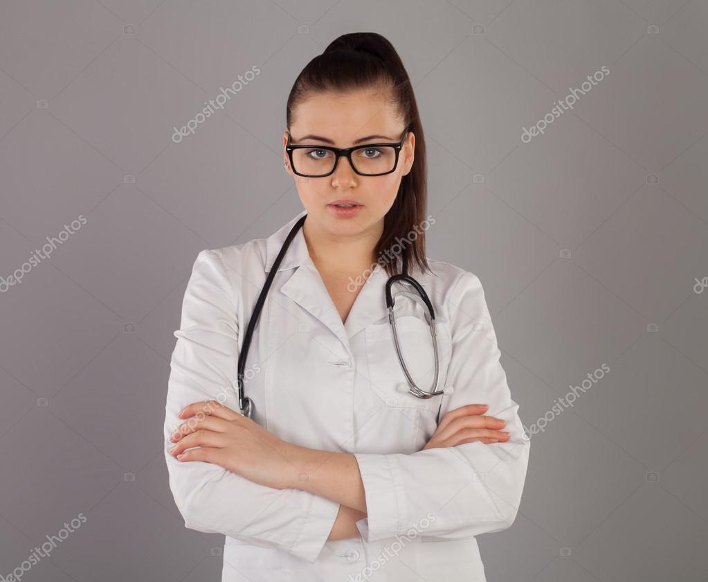 девушка врач в очках. женщина врач в очках. врачиха в очках. докторша в очках. красивые медсестры в очках.