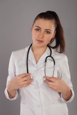 At kuyruğu ile güzel hemşire