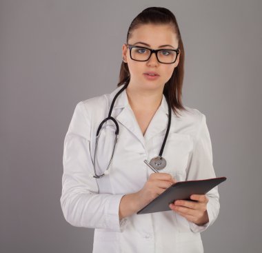 Hemşire bir şey belirterek