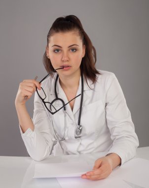 Kalem ve gözlük ile hemşire