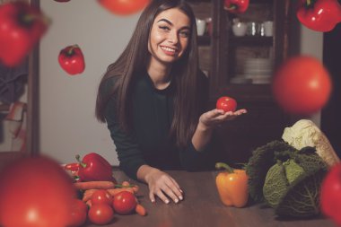 Kadın ve kırmızı domates