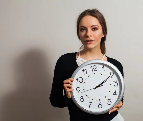 Vrouw met klok — Stockfoto