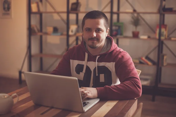 Man met laptop — Stockfoto