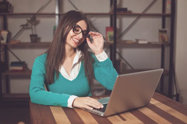 Libero professionista con occhiali — Foto Stock