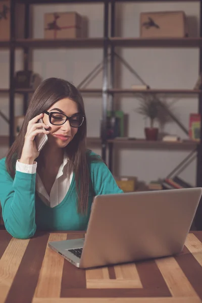 Graue Telefone und Freiberufler — Stockfoto