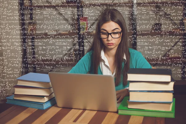 Un sacco di libri e laptop — Foto Stock