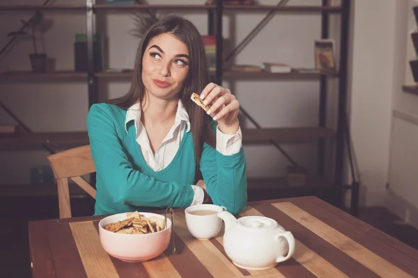 Woman and cookies — Stock Photo, Image