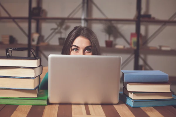 Frauenauge vom Laptop — Stockfoto