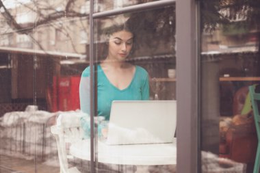 Penceresinde çalışan kadın '