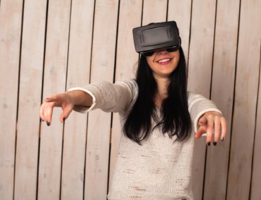 VR gözlüklü kadın