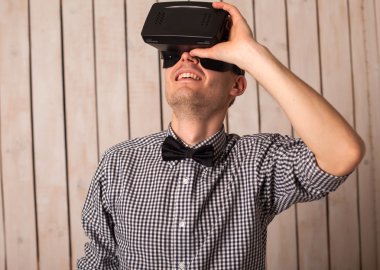 VR gözlüklü adam.