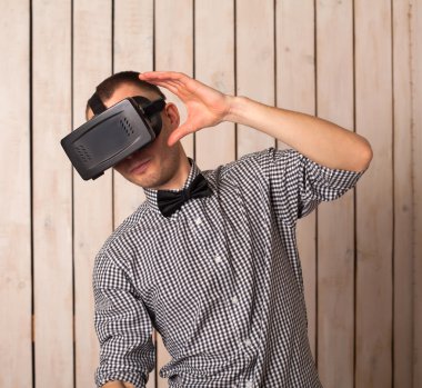 VR gözlüklü adam.