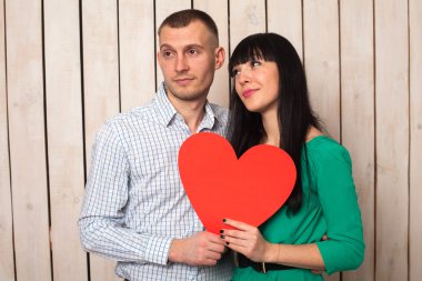 Kırmızı kalp ile Çift