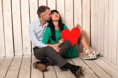 Kırmızı kalp ile Çift