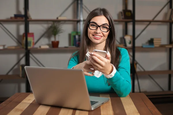 Inteligente freelancer está oliendo —  Fotos de Stock