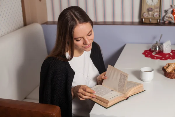 Mulher com livro e chá — Fotografia de Stock