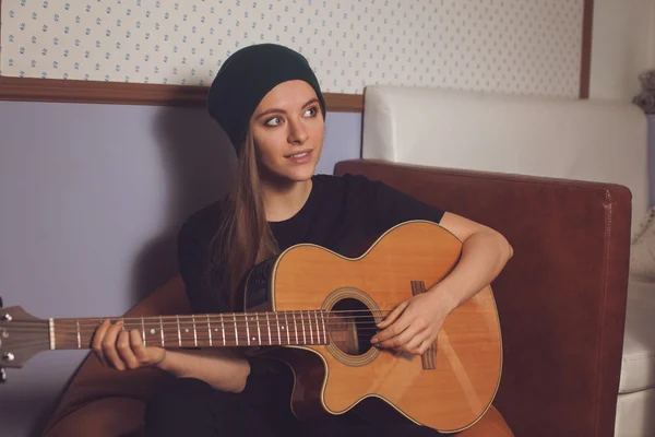 Mujer tocando en la guitarra —  Fotos de Stock