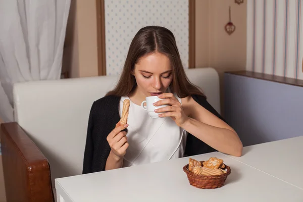 Mujer con galletas y té — Foto de Stock