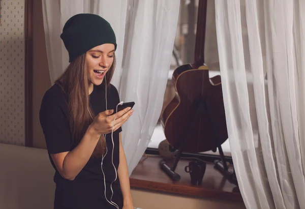 Hipster luisteren muziek — Stockfoto