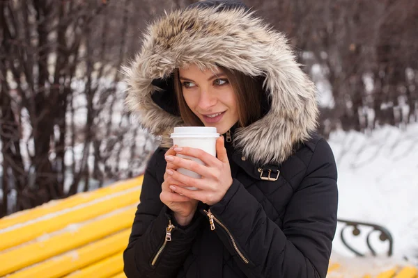 Télen, a nő és a forró kávé — Stock Fotó