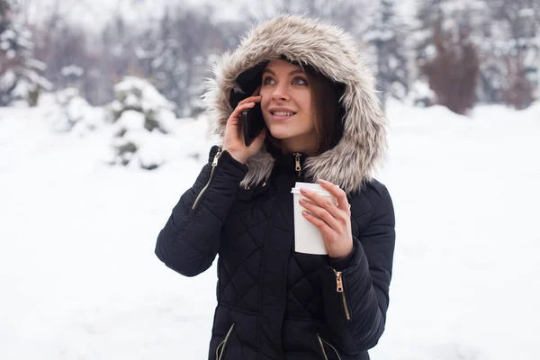 Зима, женщина и горячий кофе — стоковое фото